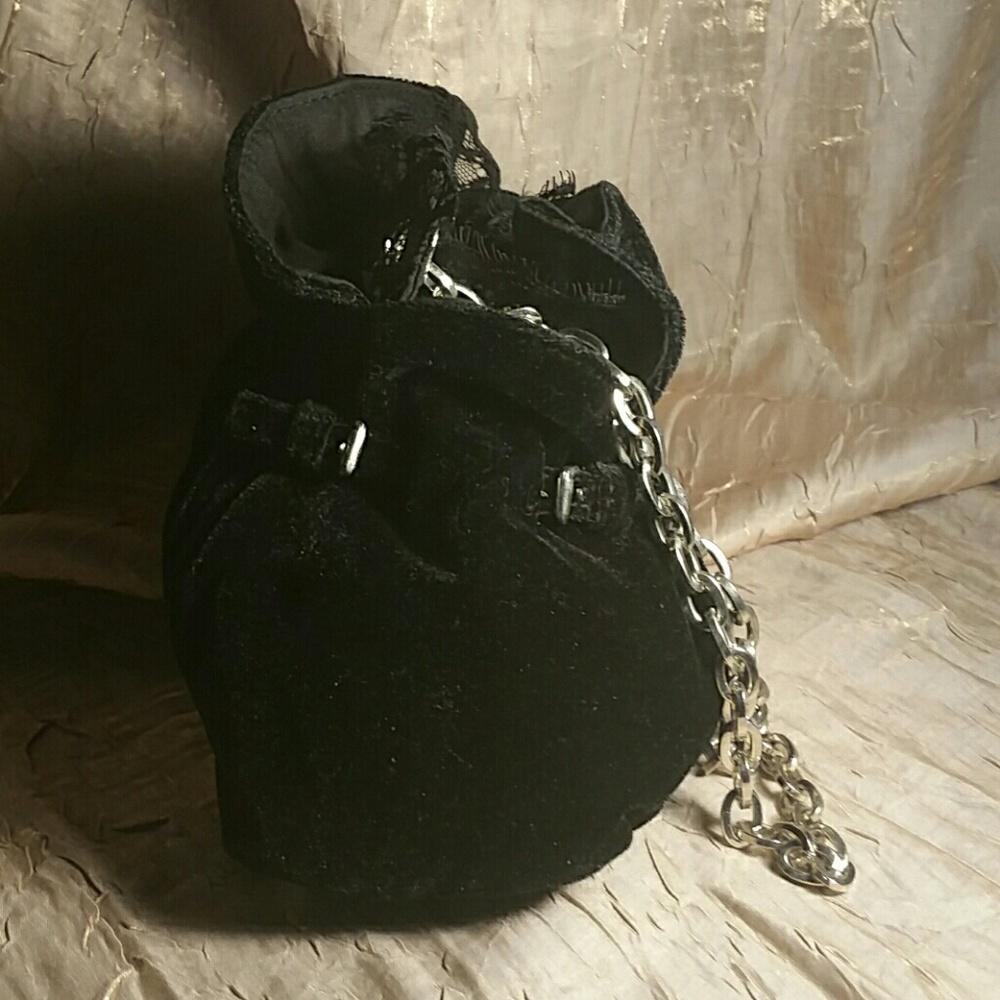 Black and white Store - Picture 2 of 6